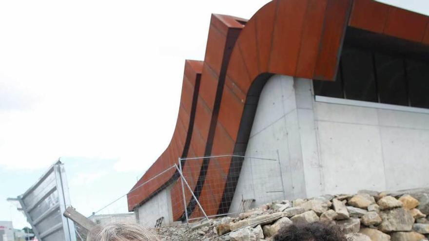 Las concejalas de IU Carmen Conde y Llarina González, ayer, ante el edificio en obras de la nueva Escuela de Arte.