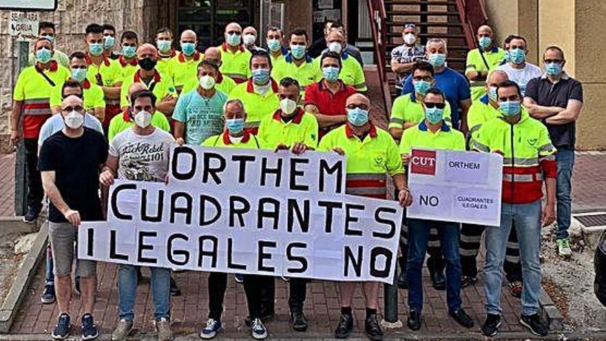 Uno de los grupos de trabajadores de Orthem que protestó el lunes por los nuevos turnos.