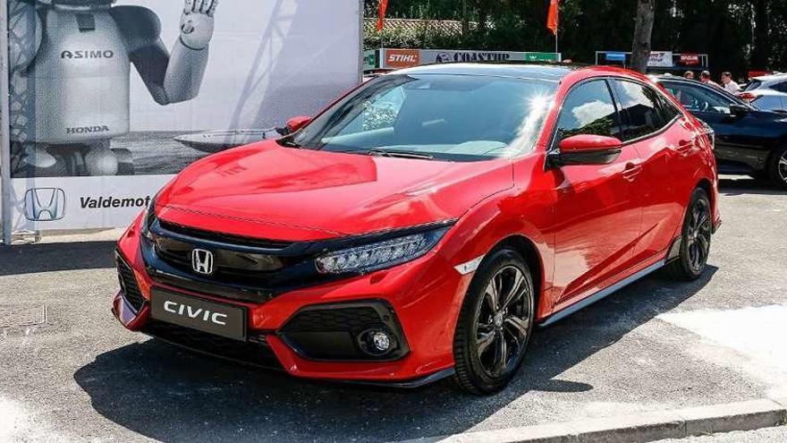 Un modelo del nuevo Honda Civic en el stand de la Feria de Muestras.