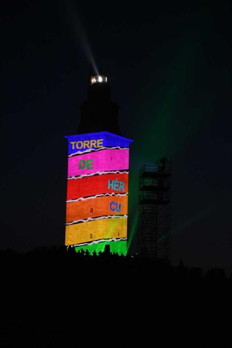 La Torre de Hércules culmina la celebración de su primera década como patrimonio de la humanidad con un espectáculo de luz y sonido proyectado sobre la fachada del monumento.