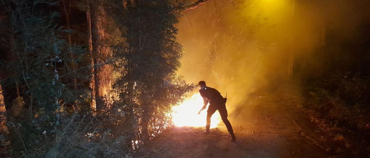 La Policía de Bueu fue la primera en llegar a la zona del incendio forestal que se declaró en la parte trasera del pabellón de Beluso.   | // FDV