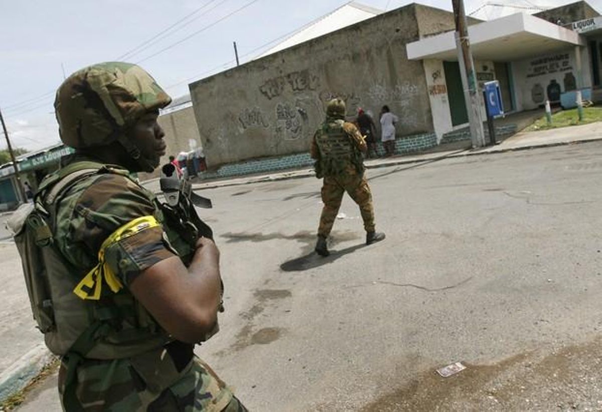 Una parella de soldats patrullen pel barri de Kingston Tivoli Gardens, el 27 de maig. L’assalt operat a la barriada ha causat la mort de 74 persones.
