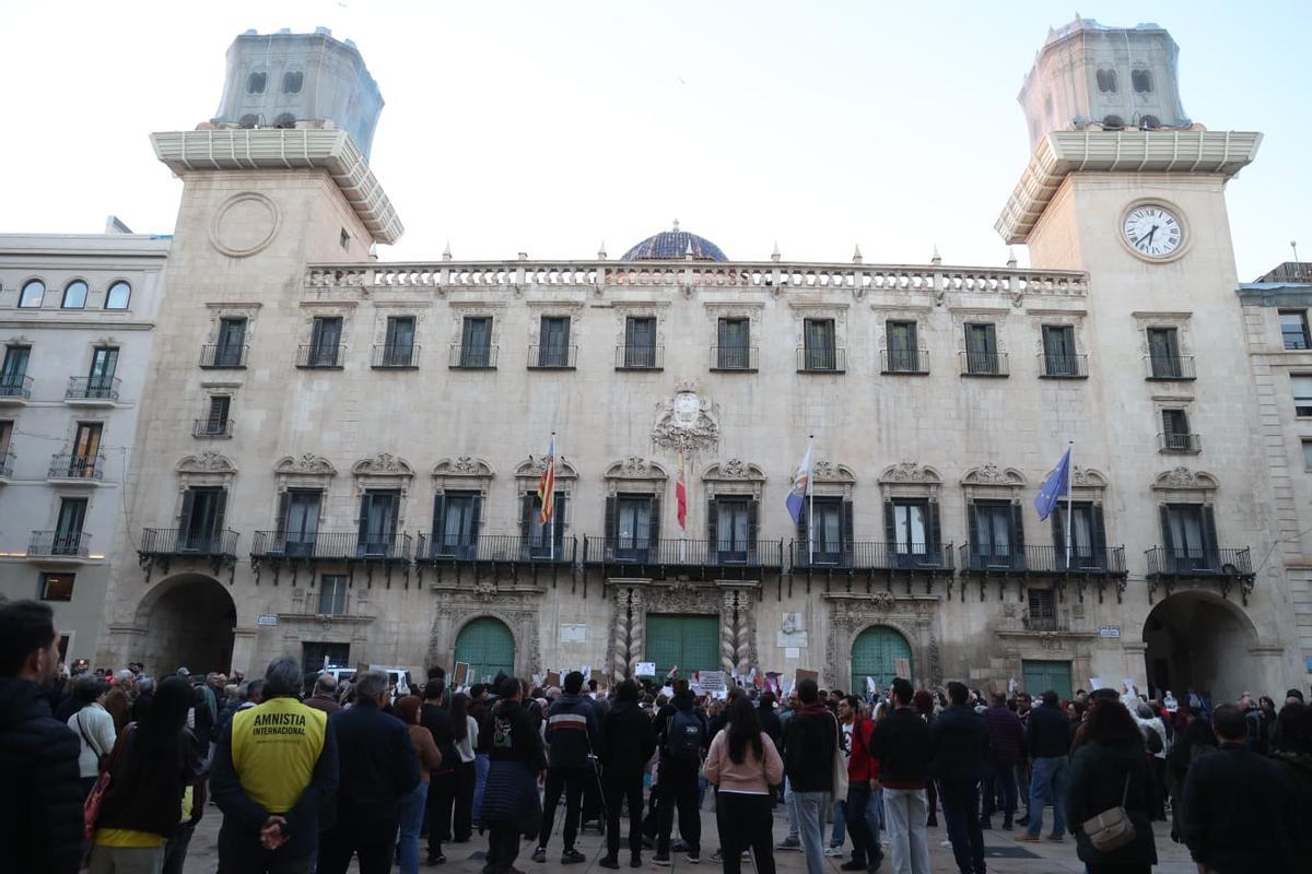 Protesta frente al Ayuntamiento de Alicante por las VPO