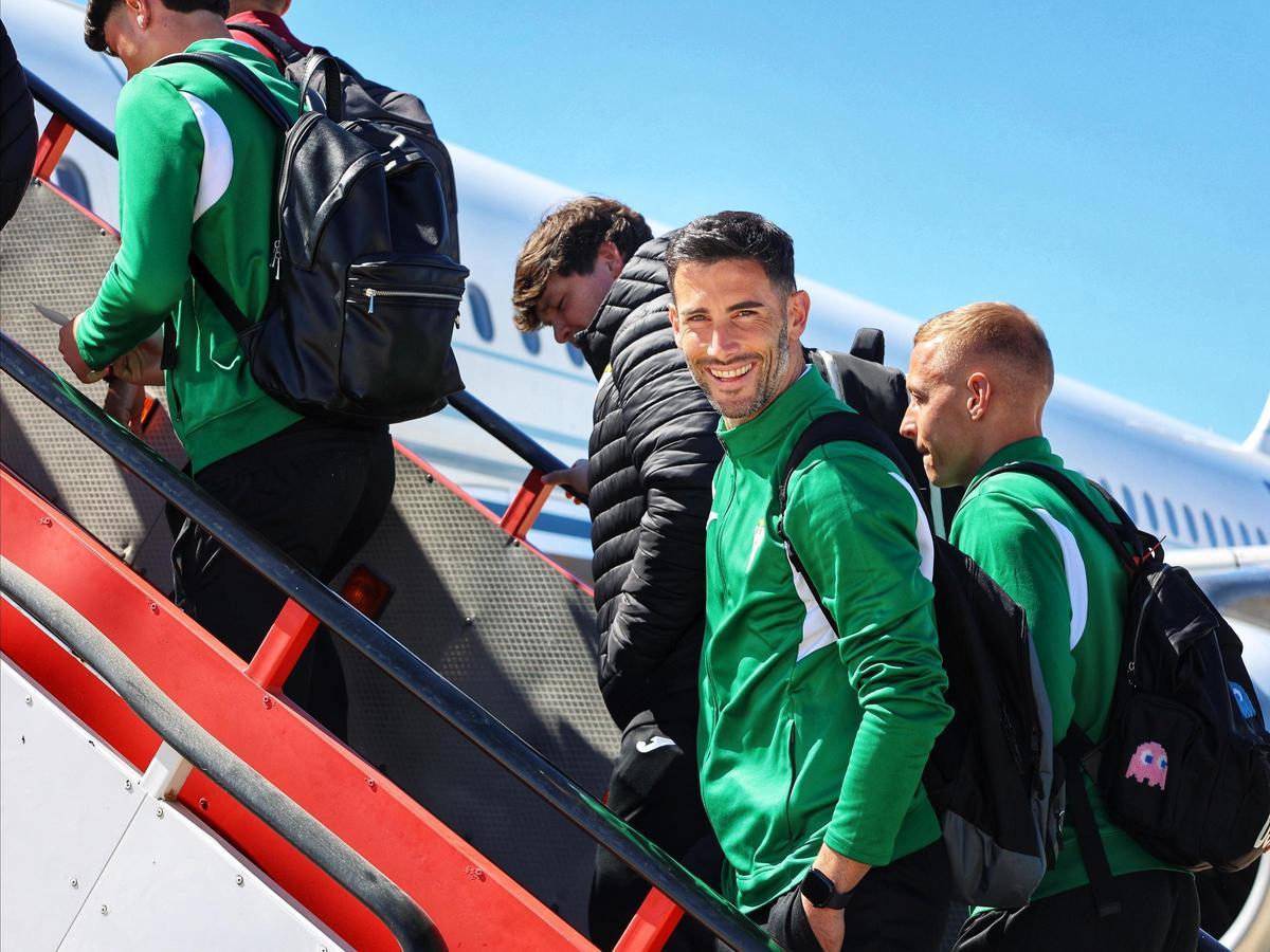Albarrán, junto a sus compañeros, embarca en el avión del Córdoba CF, poco antes de despegar hacia La Coruña.