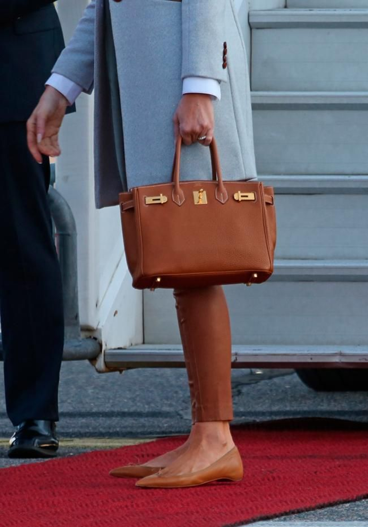 Melania Trump con abrigo azul pastel, bailarinas y bolso de Hermès en Helsinki