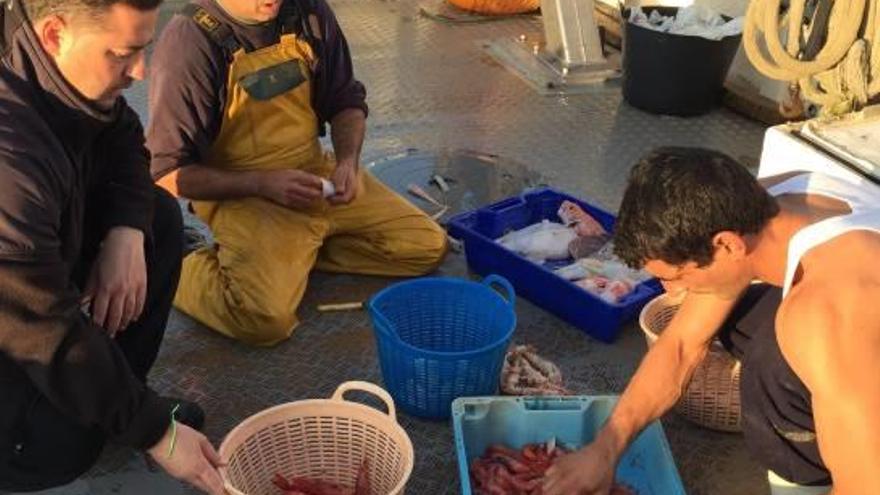 Almodóbar, a la izquierda, en su periplo por el mar.