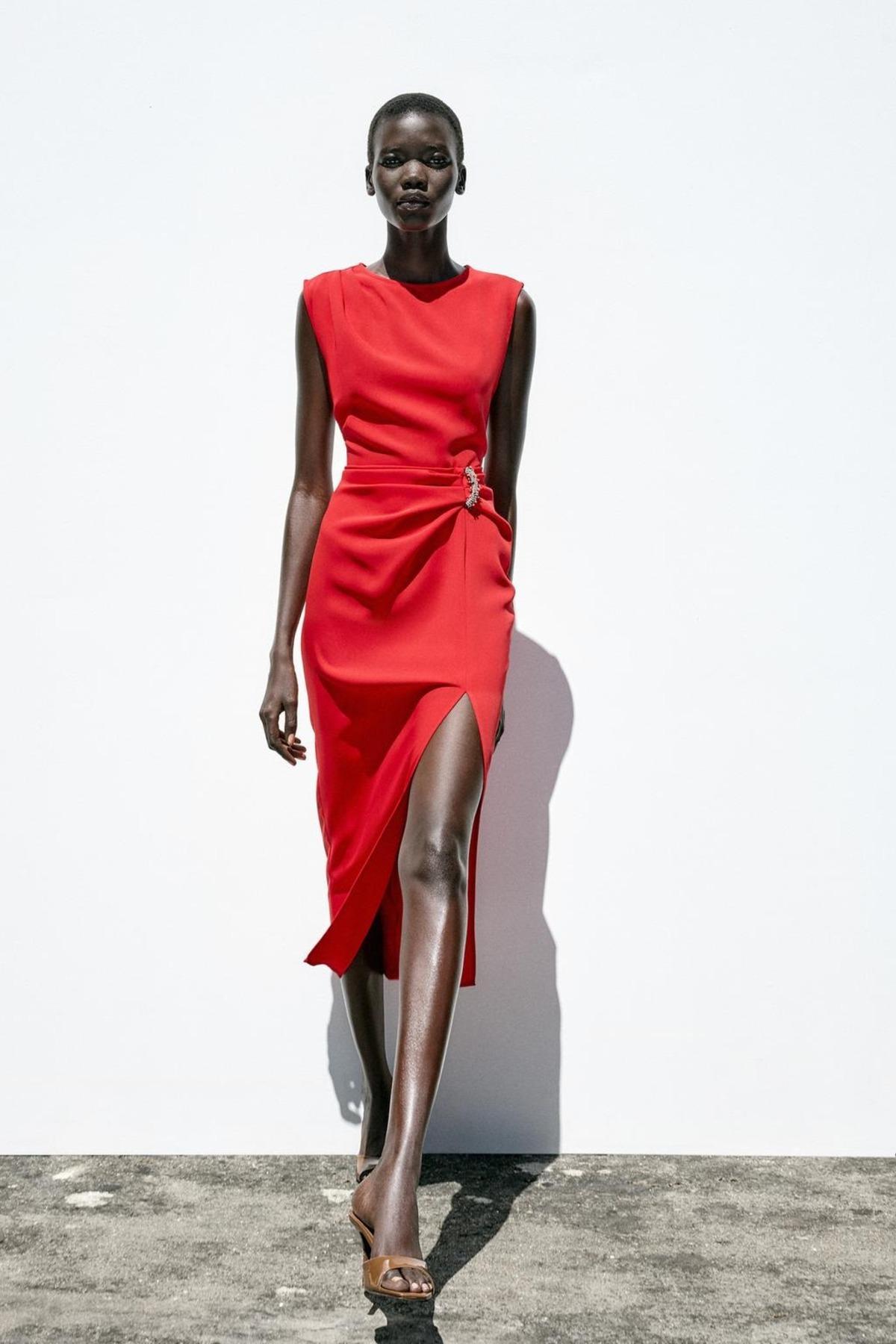 Impecable vestido en color rojo, perfecto para graduación y por menos de 40 euros.