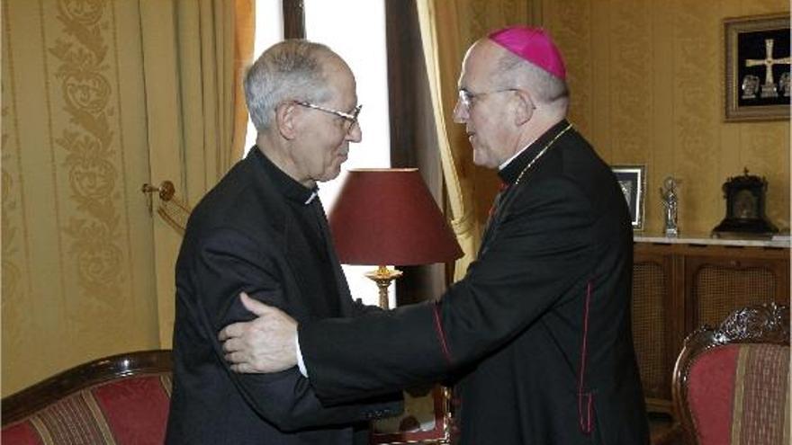 El General de la Compañía de Jesús, Adolfo Nicolás Pachón, en la reunión que mantuvo ayer con el arzobispo, Carlos Osoro.