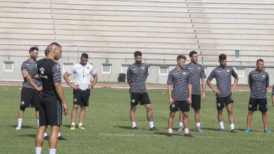 Portu, de blanco, durante un entrenamiento del Hércules.