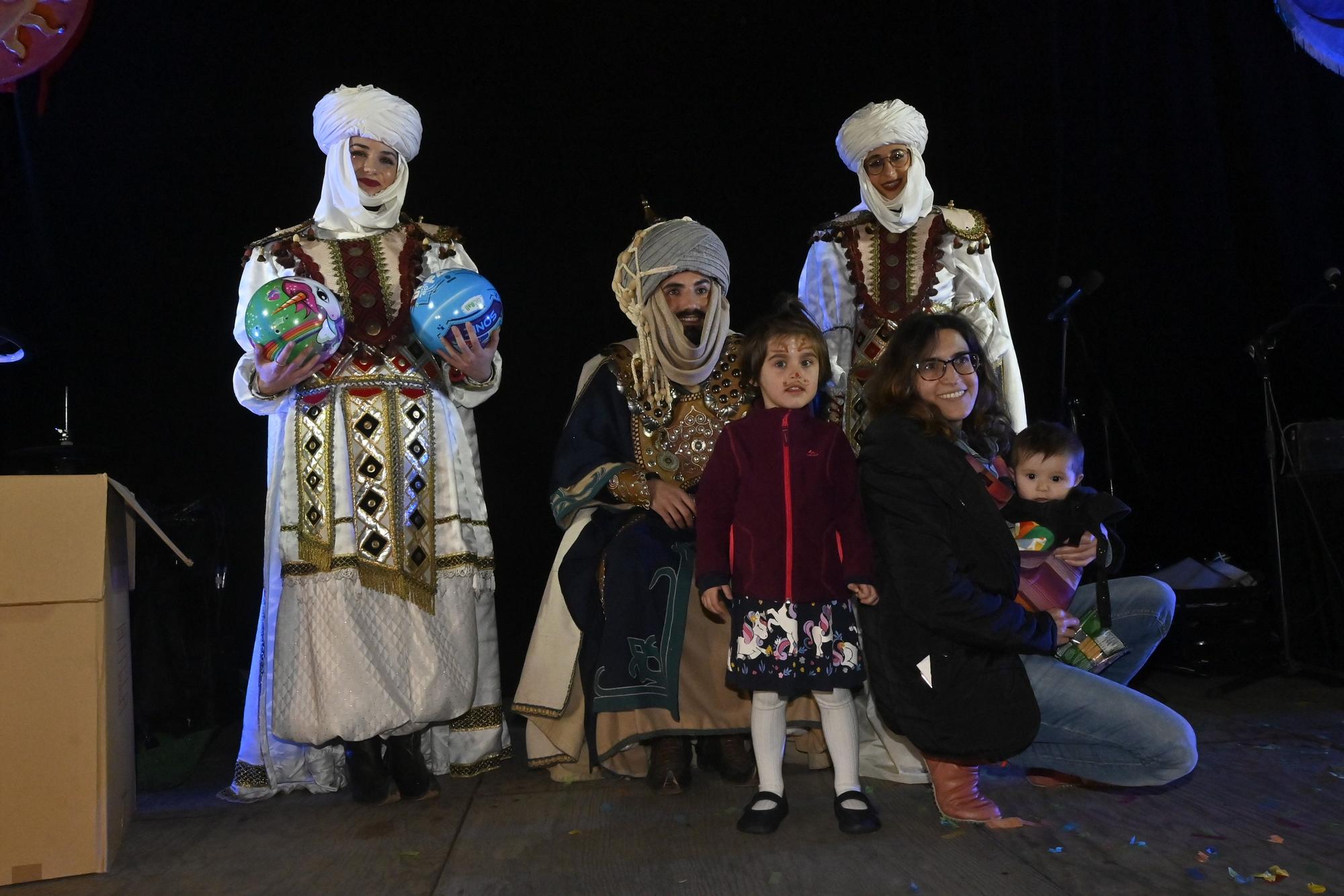 Los peques de Castelló entregan al Cartero Real las misivas con sus deseos. Encuentra tu foto.