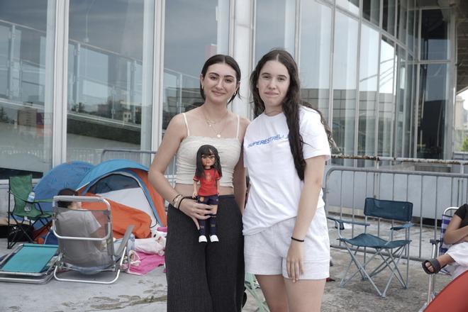 Laura Monte y María Sano, jóvenes seguidoras de la cantante Aitana acampan en las puertas del Coliseum.