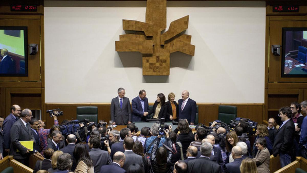 Bakartxo Tejerá, centro, ha sido elegida hoy presidenta de la Cámara vasca.