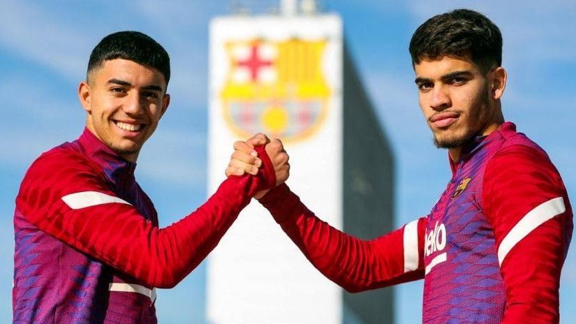 Ilias Akhomach y Abde Ezzalzouli posan en la ciudad deportiva del Barça tras el derbi.