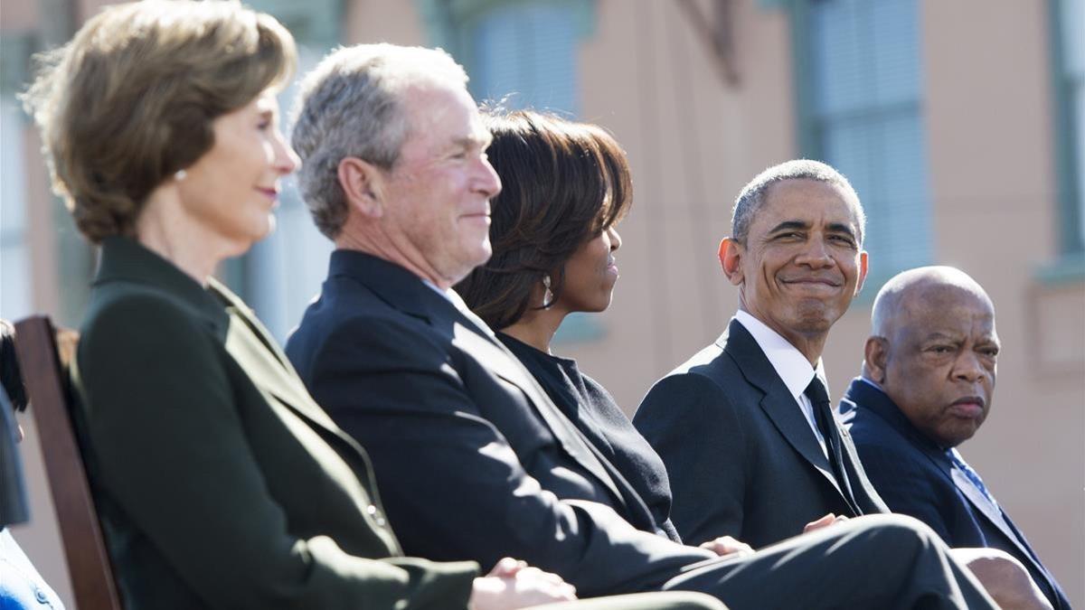 Bush y Obama, con sus respectivas esposas, en un acto en marzo del 2015.
