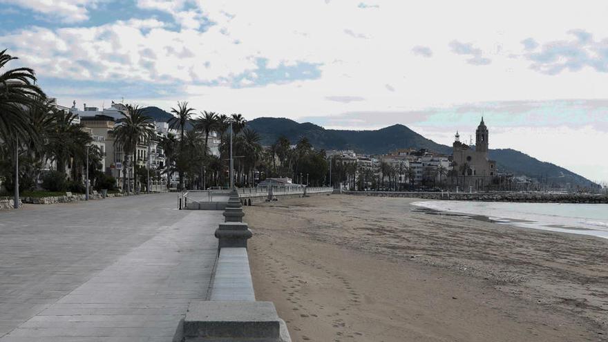 Paseo marítimo y la playa de La Ribera en la localidad costera de Sitges vacías por el coronavirus.