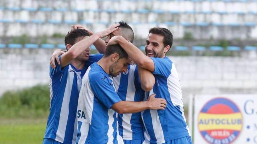 Los jugadores avilesinos celebran un gol en el Suárez Puerta.