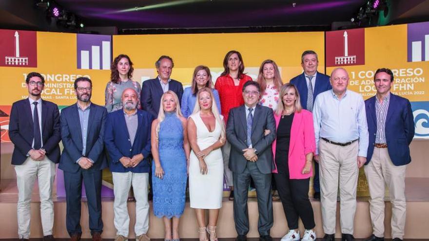 Las hermanas Tania y Noemí Naya, en el centro de la imagen, con otros habilitados nacionales que participaron en el congreso de Playa del Inglés . | | LP/DLP