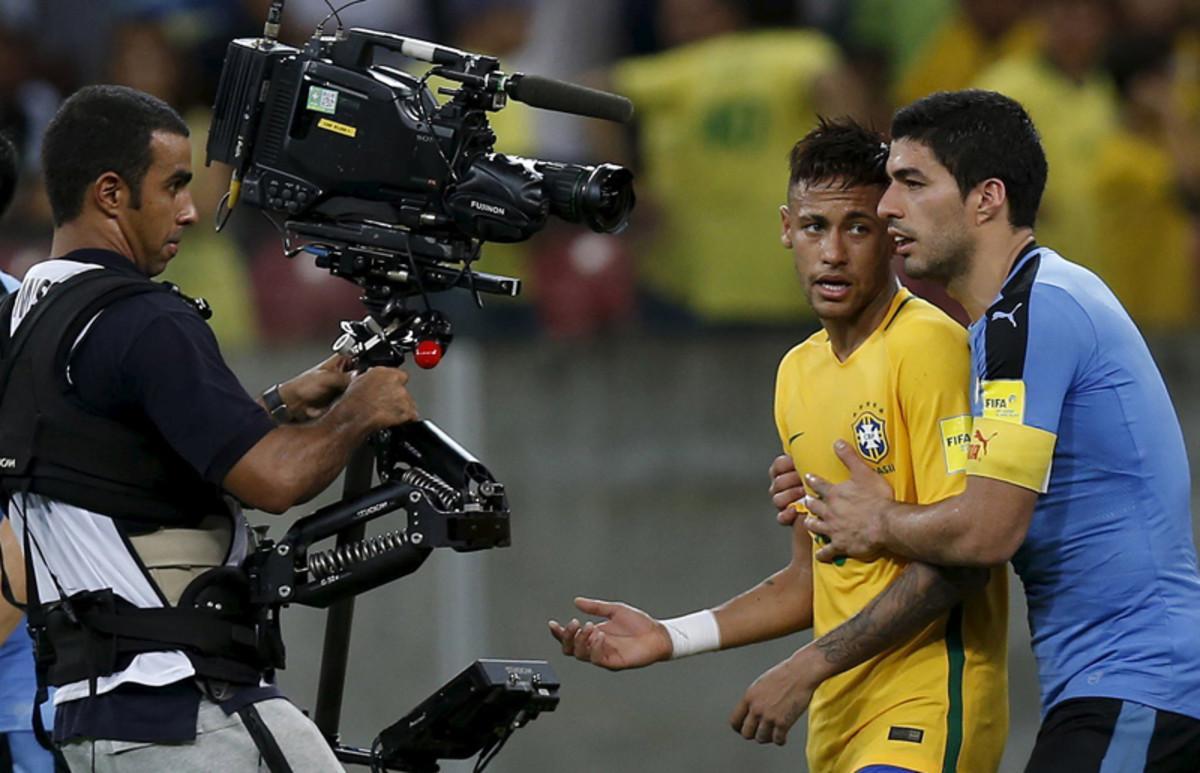 Football Soccer - Brazil v Uruguay - World Cup Qualifiers - Arena Pernambuco stadium - Recife, Brazil- 25/3/16. Luis Suarez (R) of Uruguay tries to control Neymar of Brazil. REUTERS/Paulo Whitaker