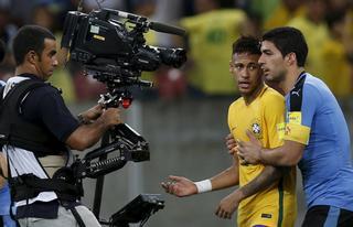 Uruguay empata a Brasil (2-2) y Suárez le gana a Neymar