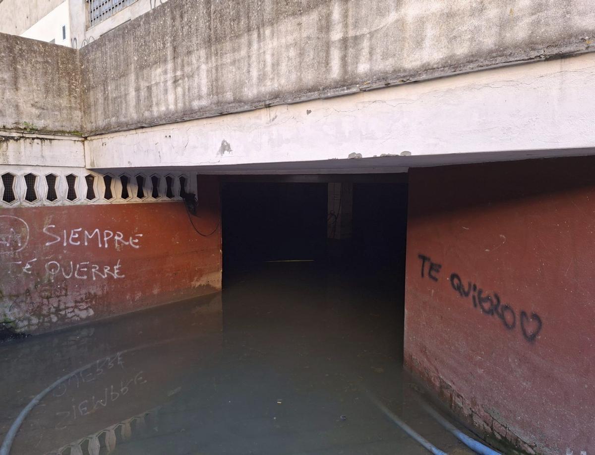 El garaje de Noria 4, a pesar de estar todo el día aliviando agua, aún sigue inundado.