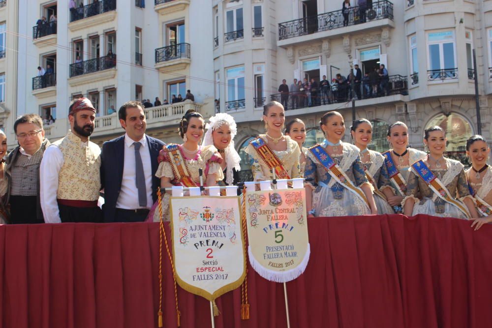 Recogida de premios de las comisiones falleras