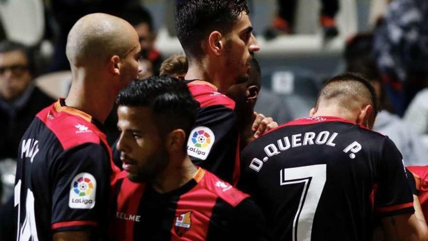 Los jugadores del Reus celebran el gol del empate ante el Córdoba.