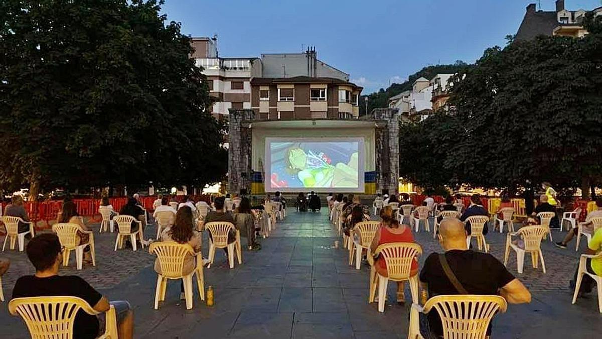 La anterior edición de “Cine pel Camín”, en el parque Jovellanos.