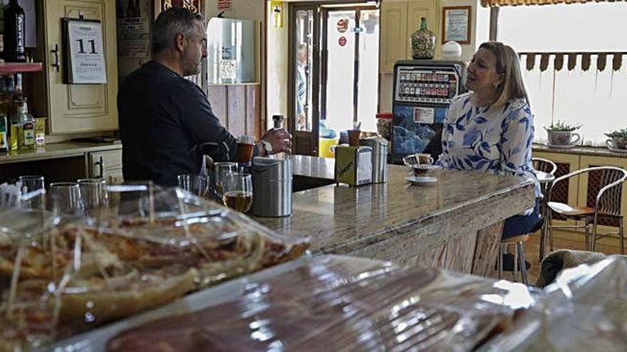 Isabel Blanco charla con Minervino Furones, el dueño de uno de los bares que hay en Santovenia del Esla.