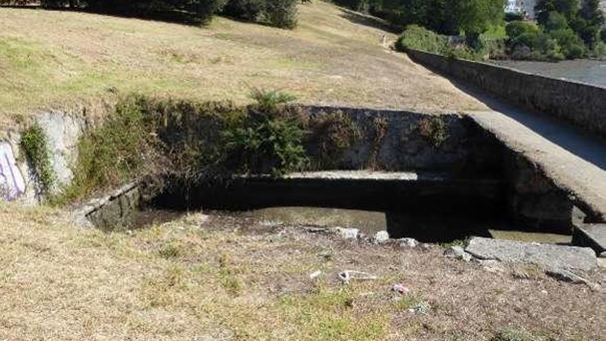 Viejo embarcadero en el parque de O Seixo donde se cayó un hombre.