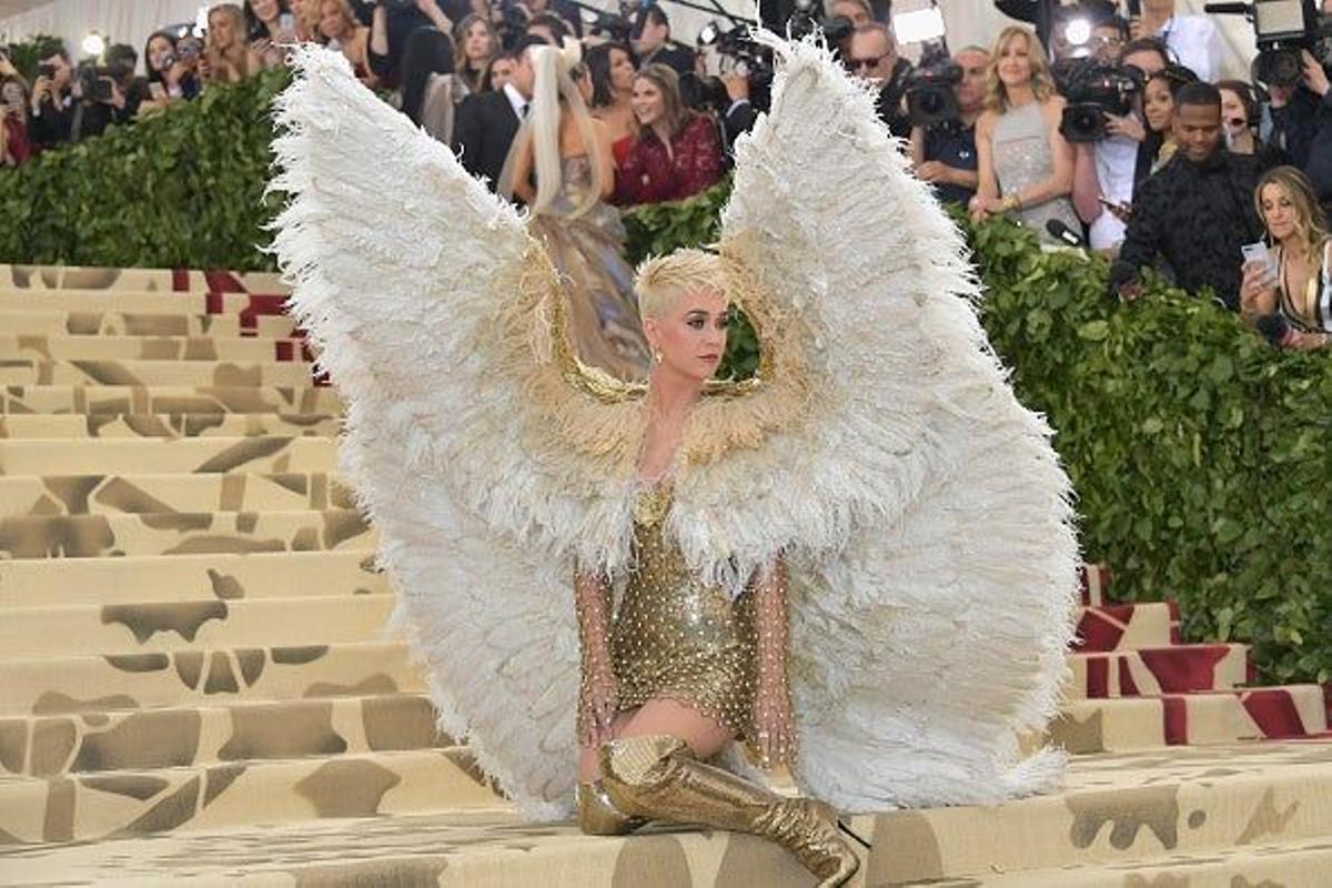 Katy Perry, el ángel caído en las escaleras de la Gala Met