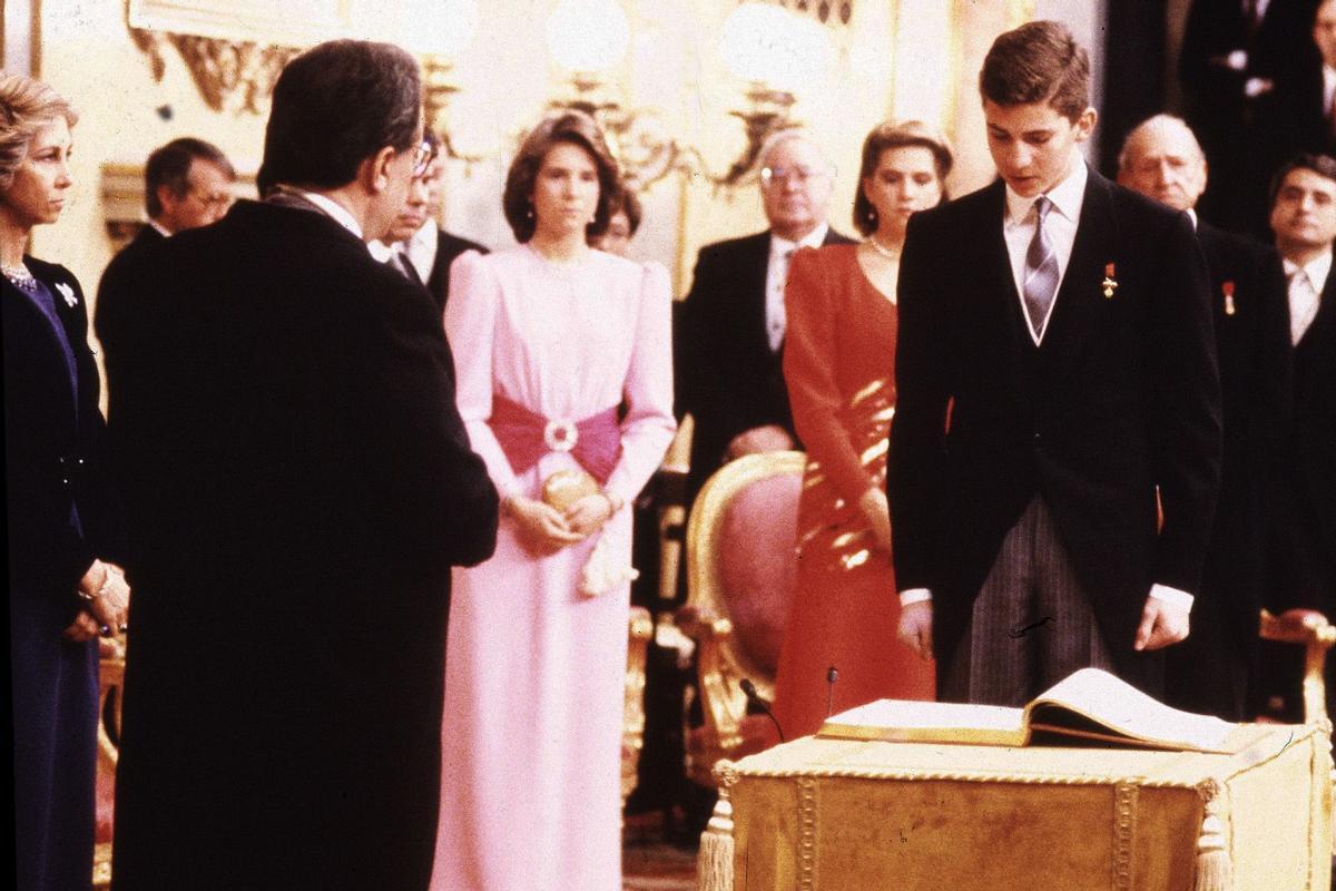 El entonces príncipe Felipe de Borbón durante su jura de la Constitución en Madrid en 1986