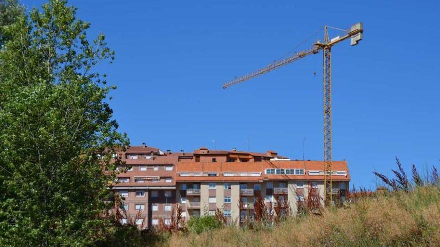 Una grúa abandonada tras la paralización de la construcción de nuevas viviendas en la ciudad.