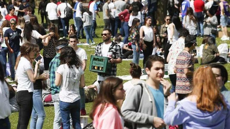 Jóvenes en la pradera del Ferrera en la Comida en la Calle de 2017.