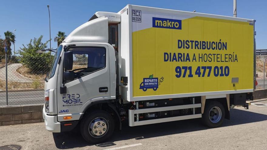 Por las carreteras de Mallorca circula un camión eléctrico al cien por cien, del fabricante chino JAC Motors y que transporta congelados.