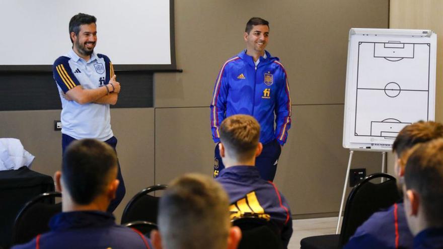 Manu Fernández (i) en su presentación al equipo. |  // FDV