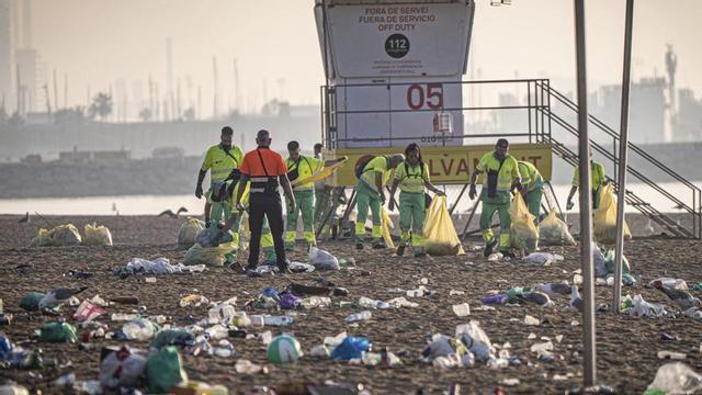Neteja de la platja després de la revetlla de Sant Joan, ahir a primera hora.  | MANU MITRU