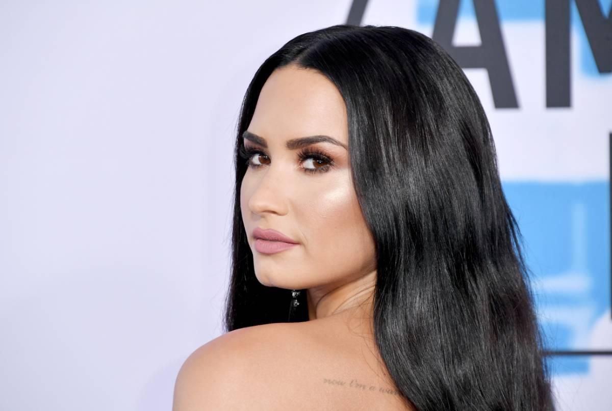 Demi Lovato asiste a los American Music Awards 2017 en el Microsoft Theater el 19 de noviembre de 2017 en Los Ángeles