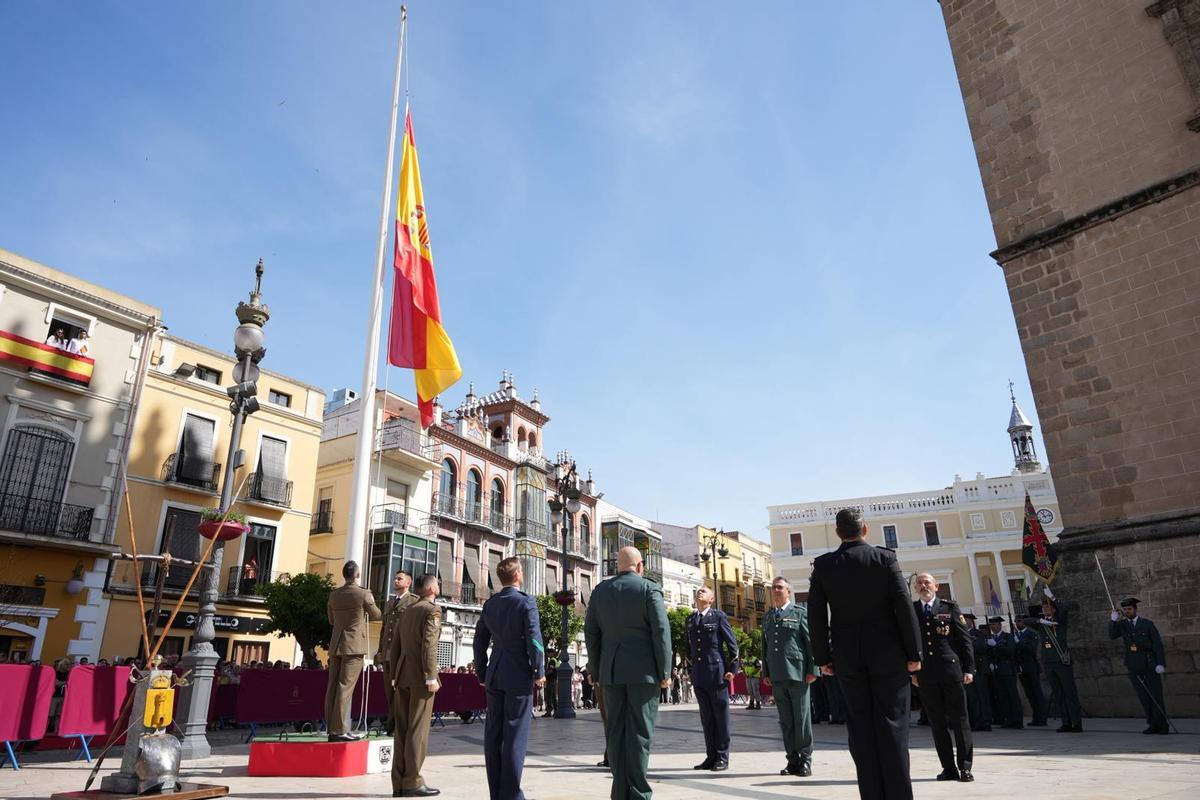 Momento del izado solemne de la bandera en la plaza de España.