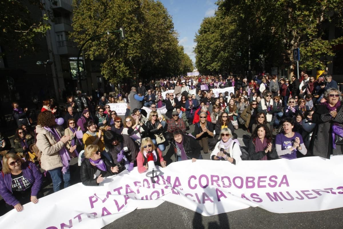 Multitudinaria manifestación contra la violencia hacia la mujeres