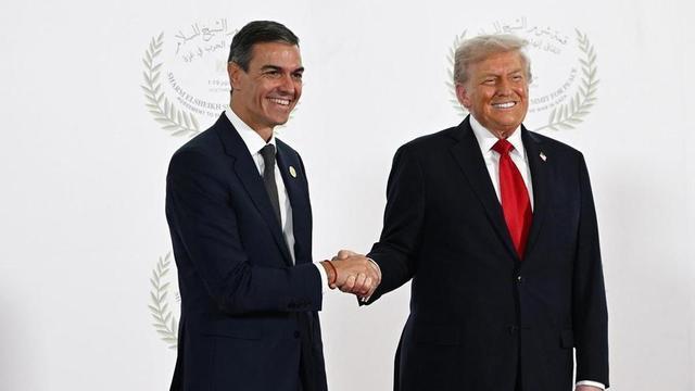 Arxiu – El president del Govern, Pedro Sánchez (e) saluda el president dels Estats Units, Donald Trump (d), abans de la cerimònia de firma del pla de pau per al Pròxim Orient, el 13 d’octubre del 2025, a Egipte.