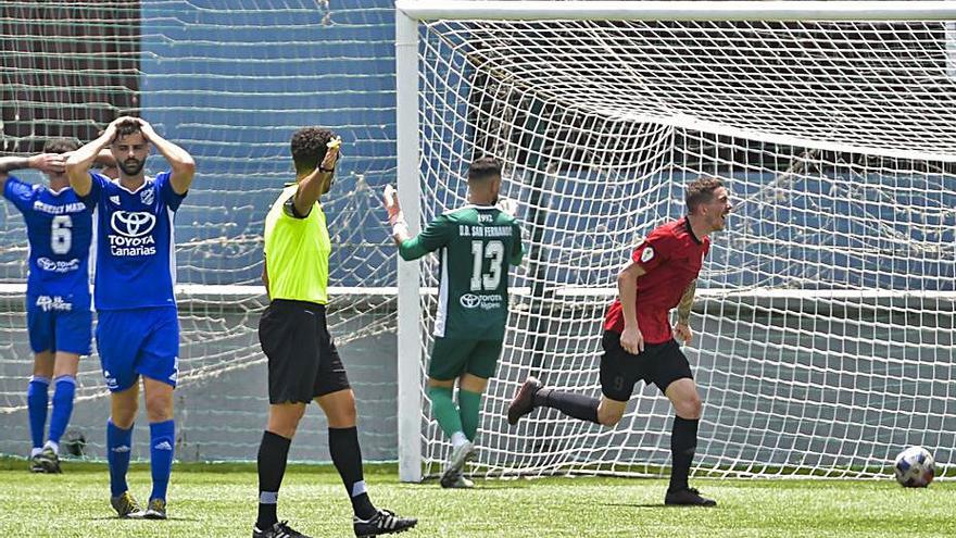 Ale González festeja el 0-2 del Mensajero, de Echedey en propia puerta.