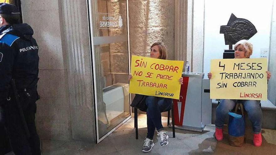 Trabajadoras de Linorsa en el interior del Concello, cuya entrada principal estuvo cerrada. // Iñaki Osorio