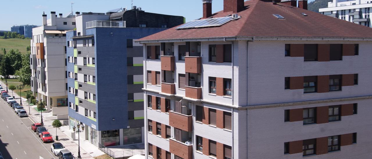 Paneles solares en un tejado de Oviedo.