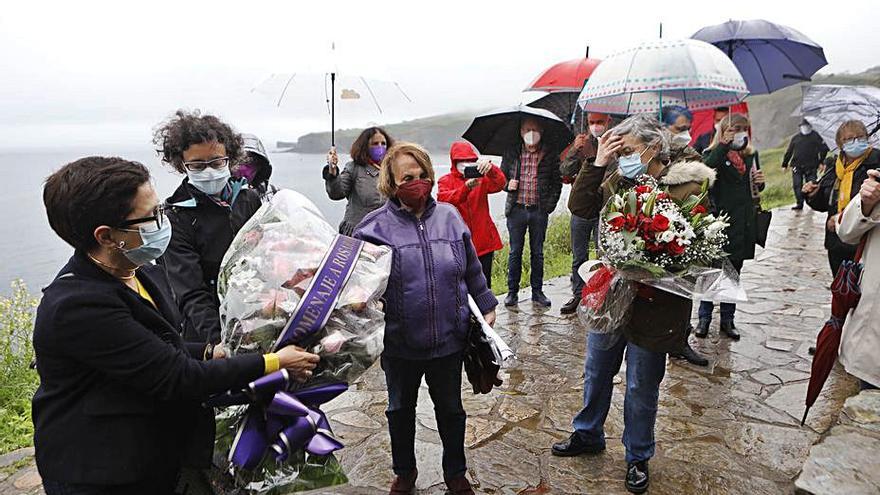 recuerdo a Rosario Acuña. Paz Fernández Felgueroso y Ana González, en el centro, participaron ayer en el homenaje a Rosario de Acuña en el 98 aniversario de su muerte en Gijón. | Marcos León