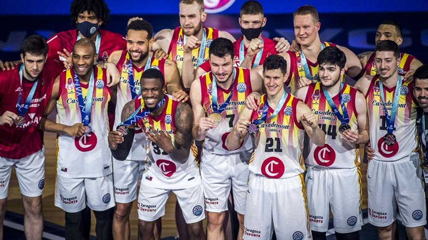 Los jugadores del Casademont celebran el tercer puesto en el podio del Nagorny Arena.