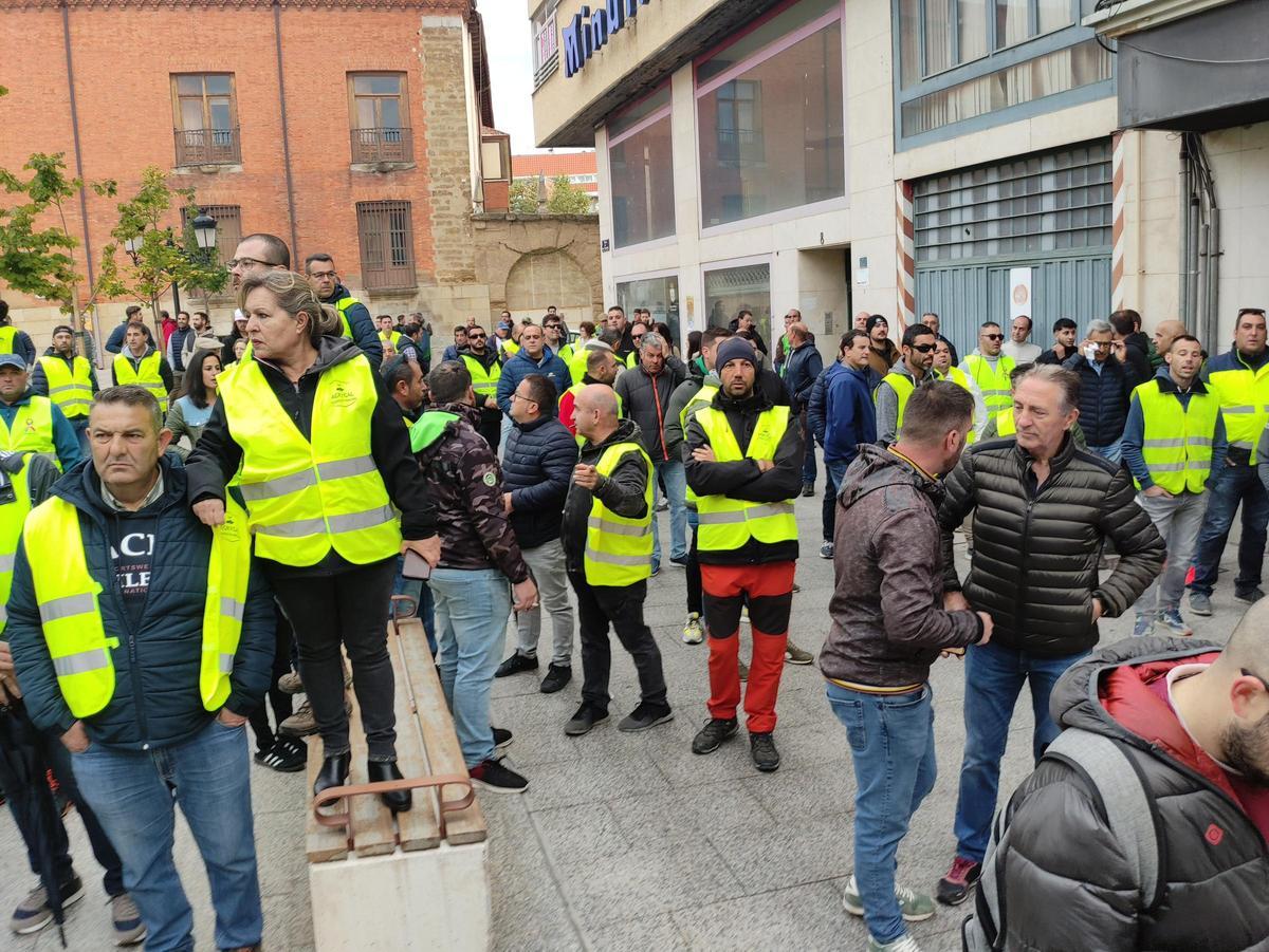 GALERÍA | La concentración de agricultores y ganaderos ante los juzgados de Benavente, en imágenes
