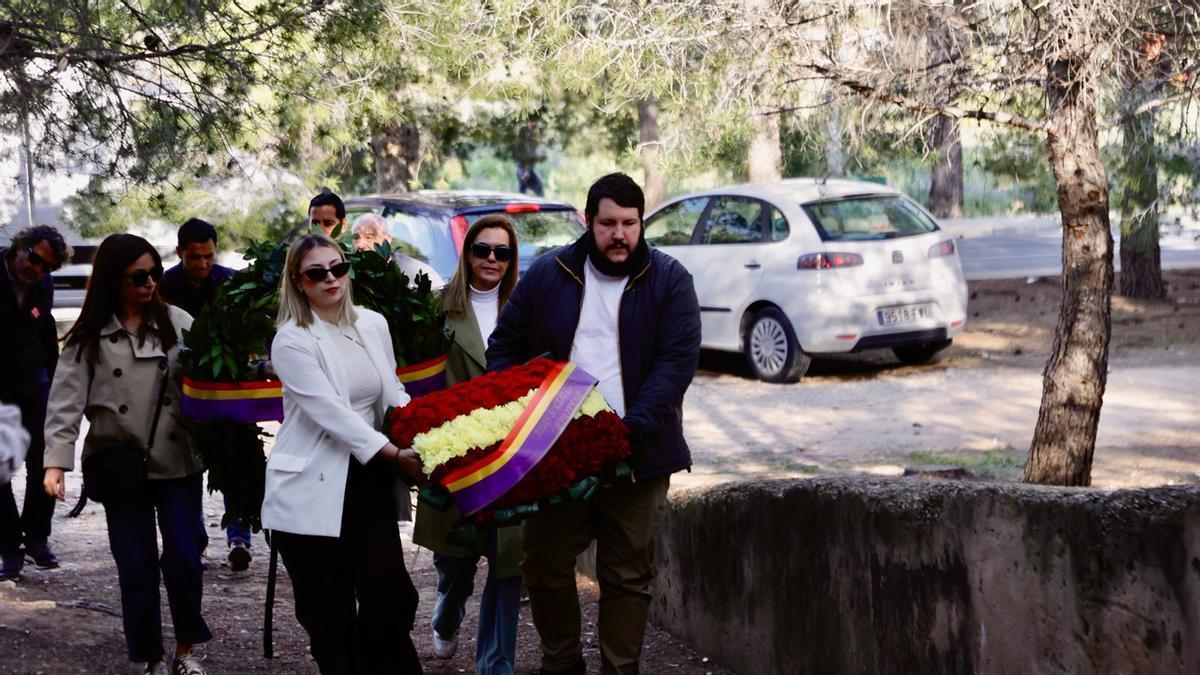 Paterna conmemora el Día de la República en un homenaje en el "paredón de España"