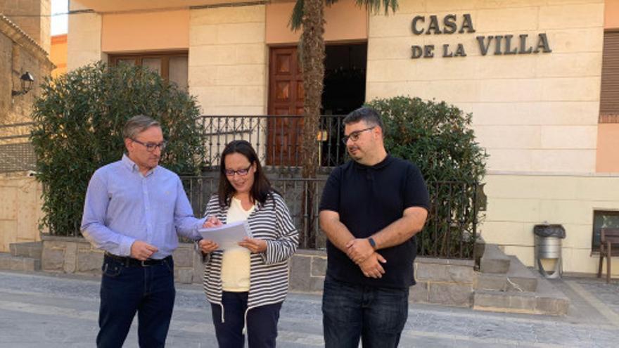 El presidente del Partido Popular de Teruel, Joaquín Juste, y los concejales de la formación en el Ayuntamiento de Andorra, Silvia Quílez y José Carlos Laguarda