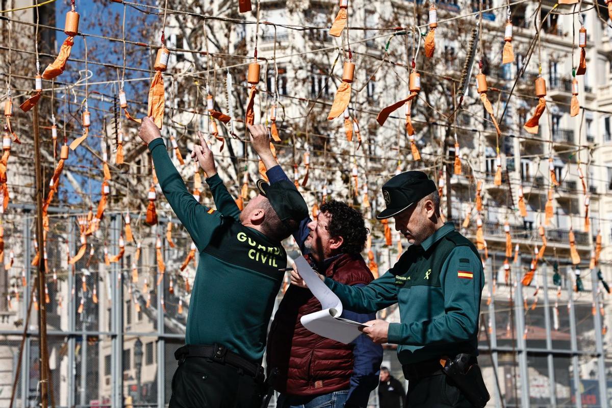 Inspección del material pirotécnico montado en la mascletà del 1 de marzo