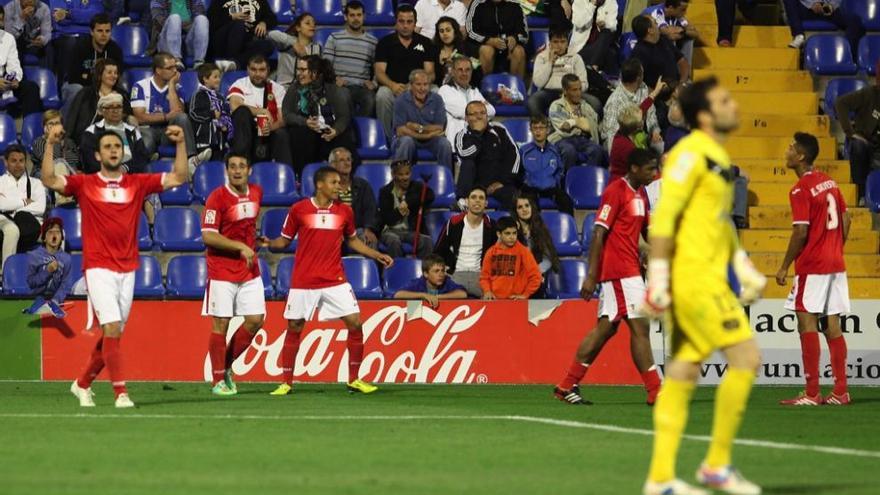 Kike celebra el gol que le hizo al Hércules ante la desolación del portero Falcón.